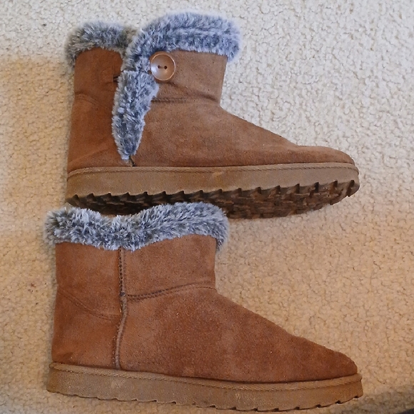 Cozy Brown Boots with Faux Fur Trim - Picture 3 of 7
